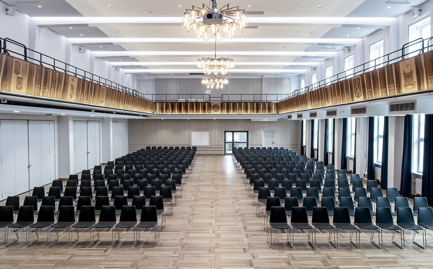 Stora Salen på AF-Borgen med stolsrader och ljuskronor